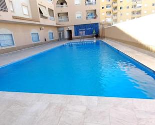 Piscina de Pis de lloguer en Torrevieja amb Terrassa, Piscina i Moblat