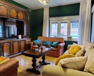 Sala d'estar de Pis per a compartir en Oviedo  amb Calefacció, Parquet i Moblat