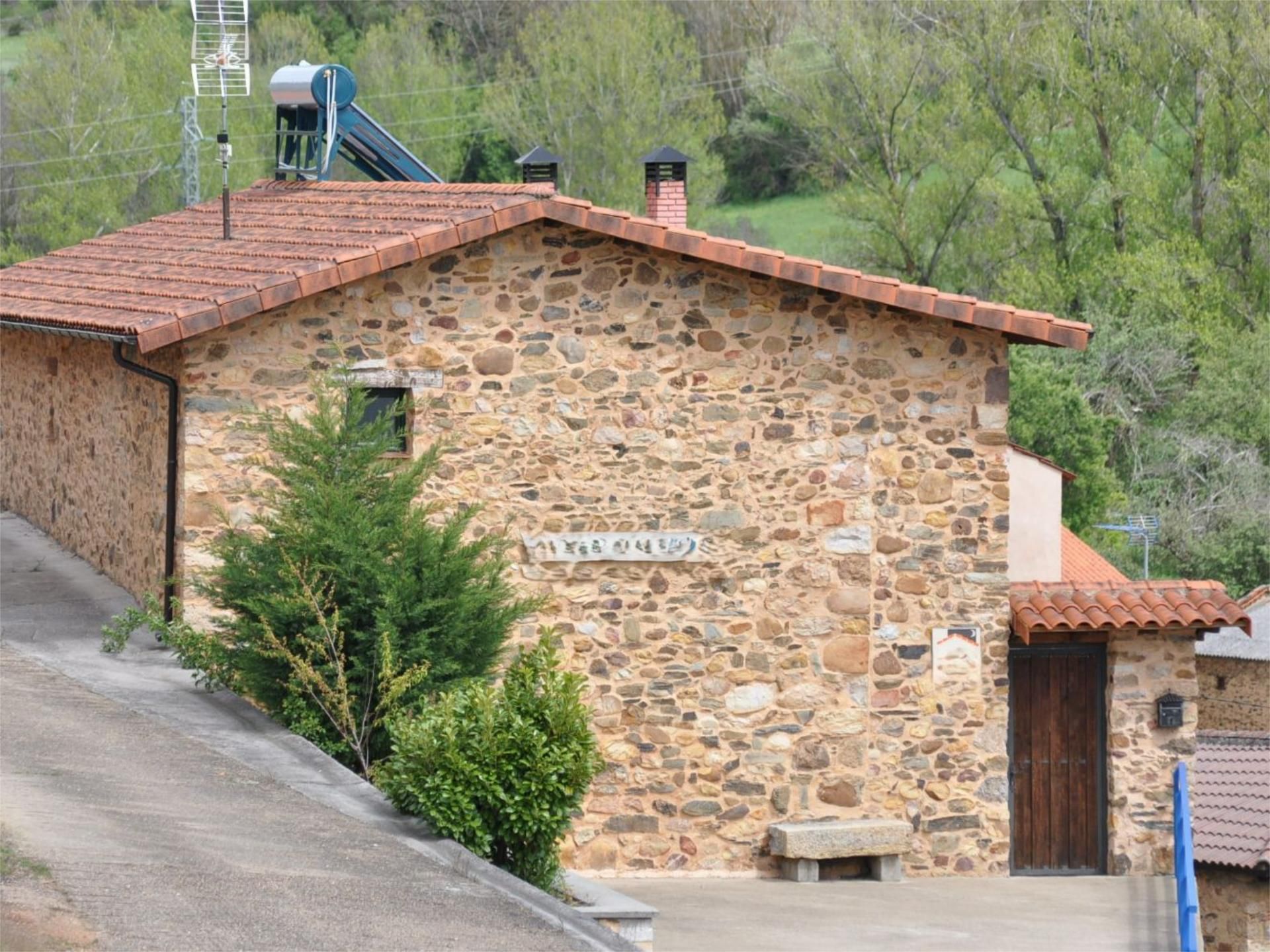 Exterior view of House or chalet for sale in Carrocera  with Balcony