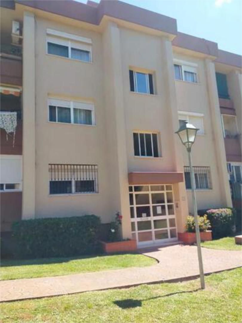 Vista exterior de Casa o xalet en venda en Algeciras amb Jardí privat i Piscina