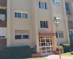Vista exterior de Casa o xalet en venda en Algeciras amb Jardí privat i Piscina