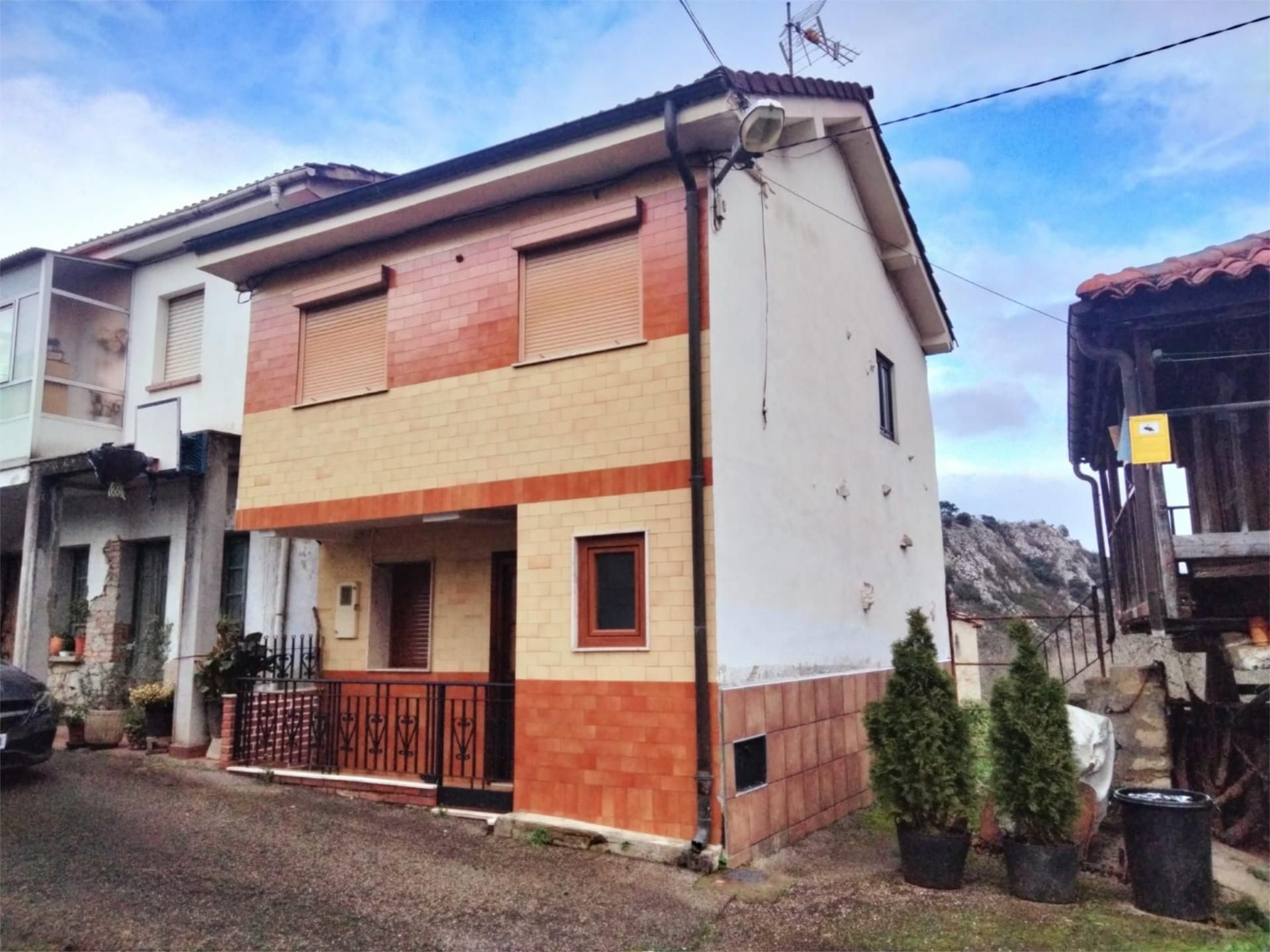 Exterior view of Single-family semi-detached for sale in Oviedo   with Parquet flooring, Terrace and Storage room