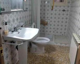 Bany de Casa o xalet en venda en La Puebla de Híjar amb Calefacció, Terrassa i Traster