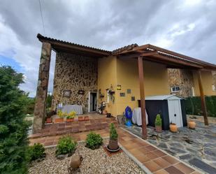 Vista exterior de Casa o xalet en venda en Zarzuela del Monte amb Calefacció, Jardí privat i Moblat