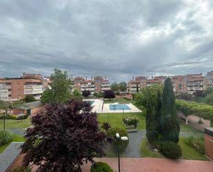 Vista exterior de Pis en venda en Pozuelo de Alarcón amb Aire condicionat, Calefacció i Jardí privat