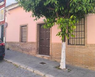 Vista exterior de Casa adosada en venda en Puente Genil amb Jardí privat, Terrassa i Traster