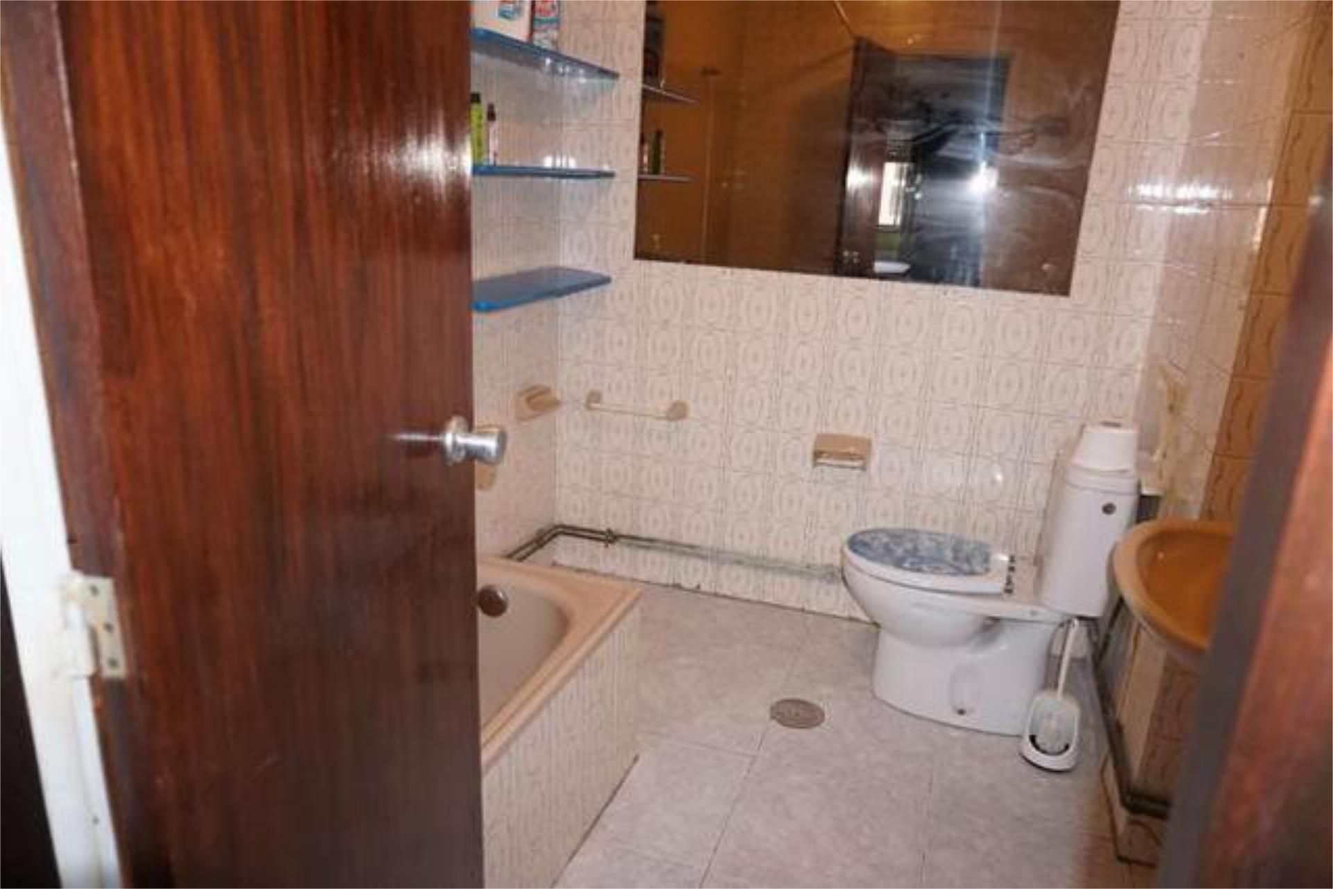 Bathroom of Flat for sale in Santiago de Compostela   with Heating, Terrace and Storage room