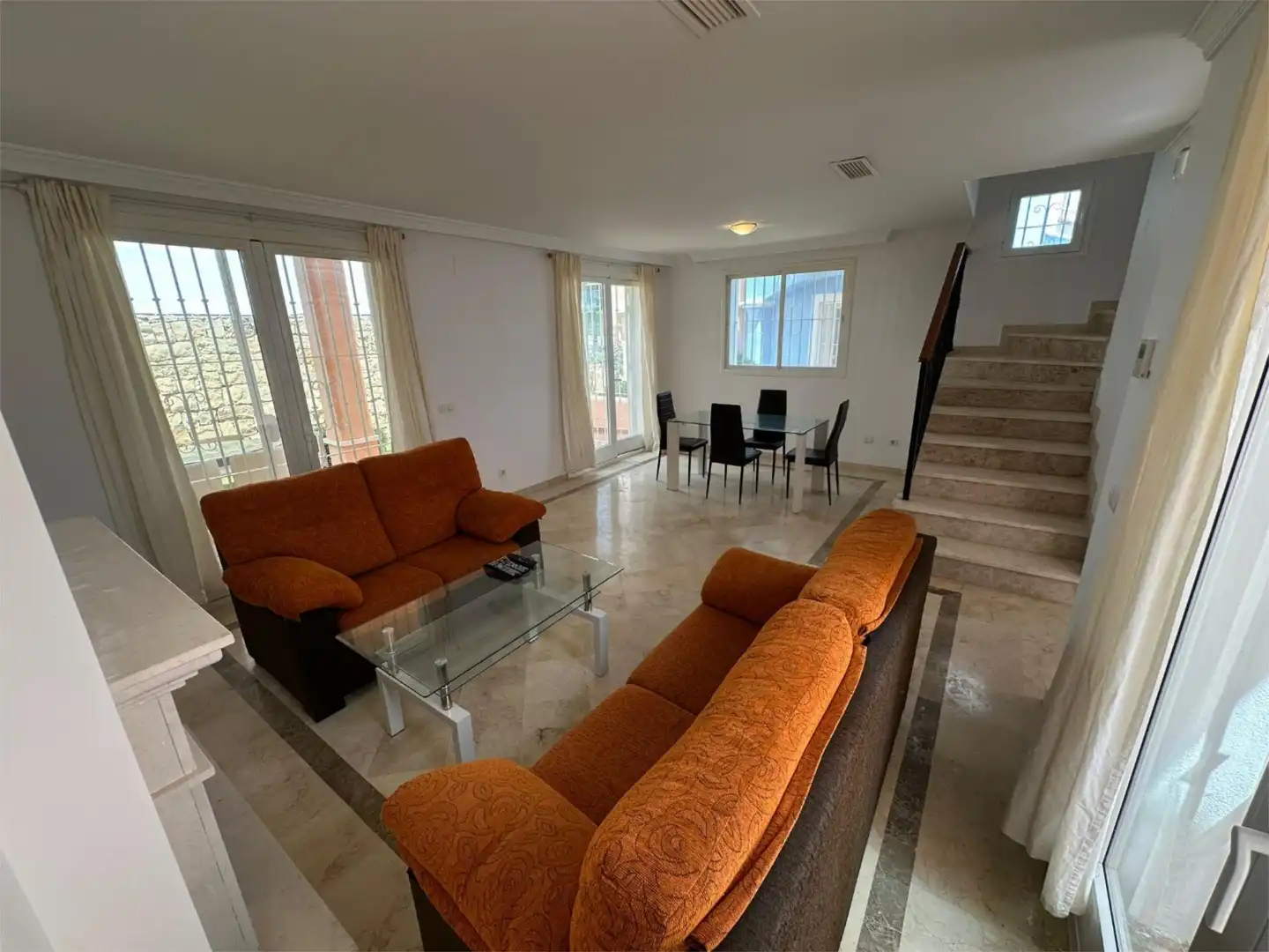 Casa adosada de lloguer a Urbanización Aloha Lake, 20, Los Naranjos Sala d'estar de Casa adosada de lloguer en Marbella amb Aire condicionat, Calefacció i Terrassa