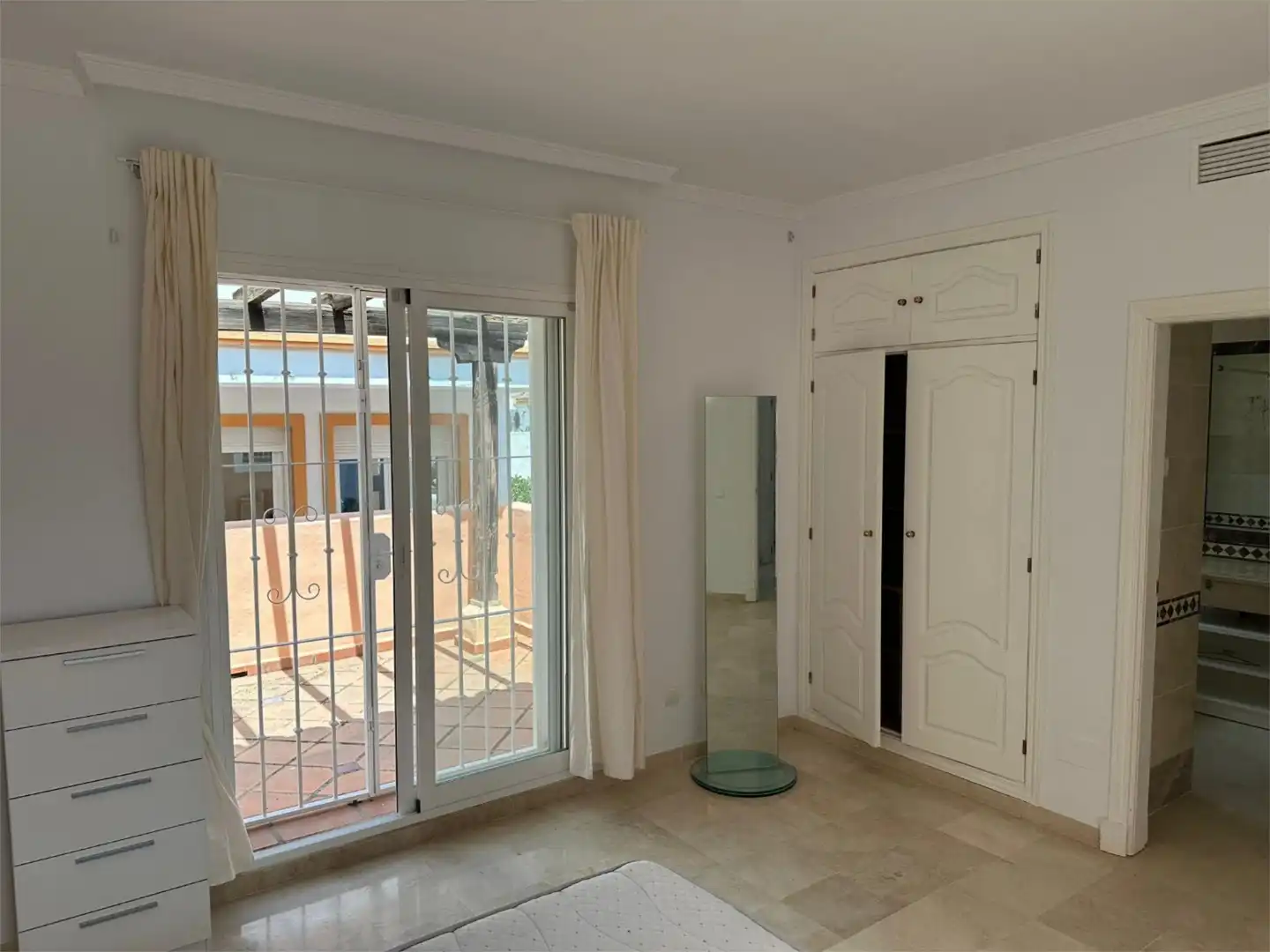 Casa adosada de lloguer a Urbanización Aloha Lake, 20, Los Naranjos Dormitori de Casa adosada de lloguer en Marbella amb Aire condicionat, Calefacció i Terrassa