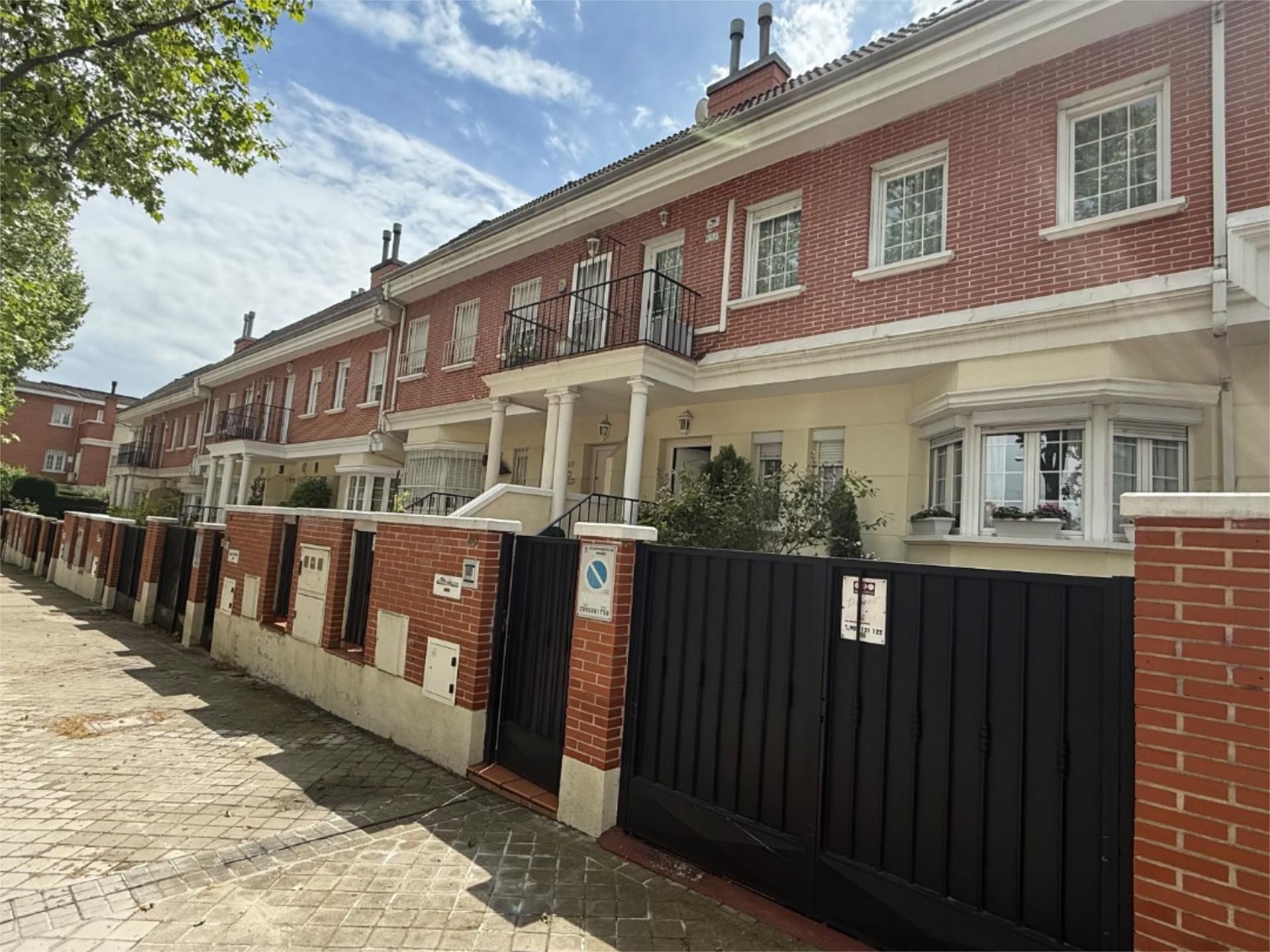 Exterior view of House or chalet for sale in  Madrid Capital  with Air Conditioner, Heating and Private garden