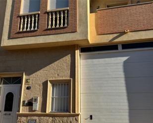 Vista exterior de Casa adosada en venda en Roquetas de Mar amb Aire condicionat i Balcó