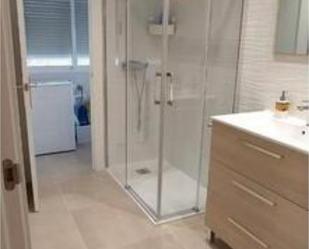 Bany de Apartament per a compartir en Martos amb Jardí privat, Terrassa i Moblat