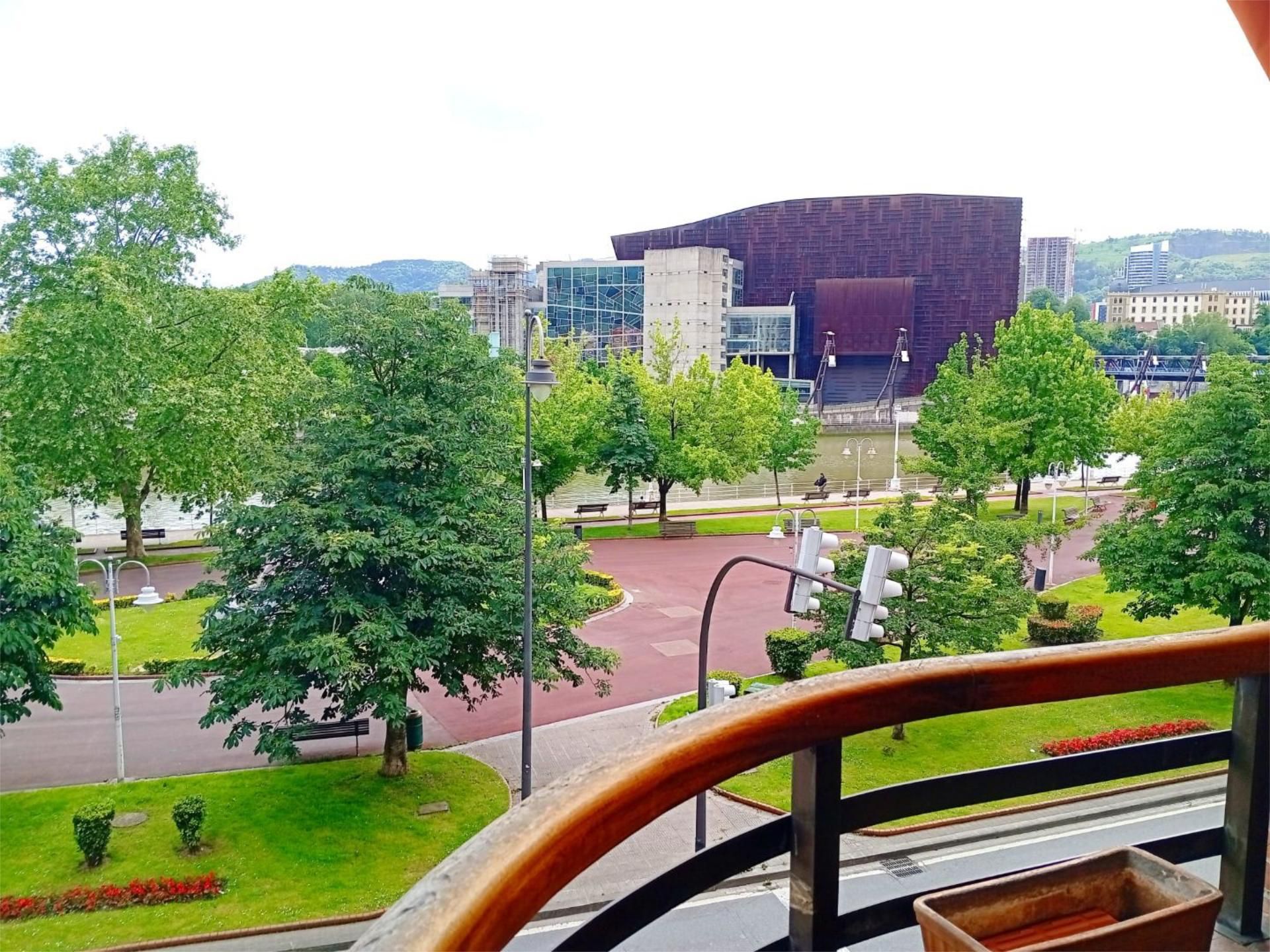 Vista exterior de Pis en venda en Bilbao  amb Calefacció, Jardí privat i Terrassa