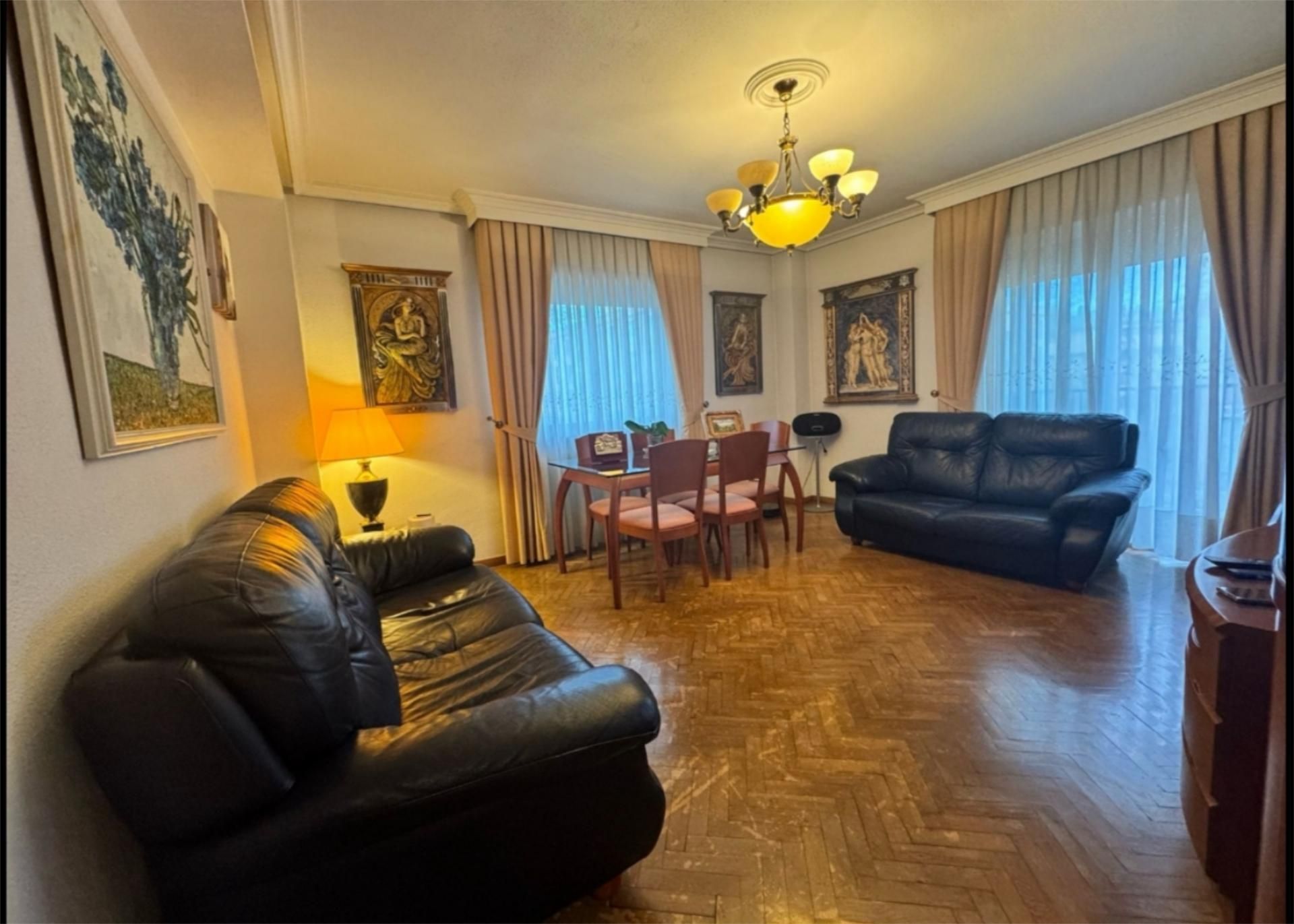 Sala d'estar de Pis en venda en Salamanca Capital amb Calefacció, Jardí privat i Parquet