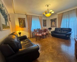 Sala d'estar de Pis en venda en Salamanca Capital amb Calefacció, Jardí privat i Parquet