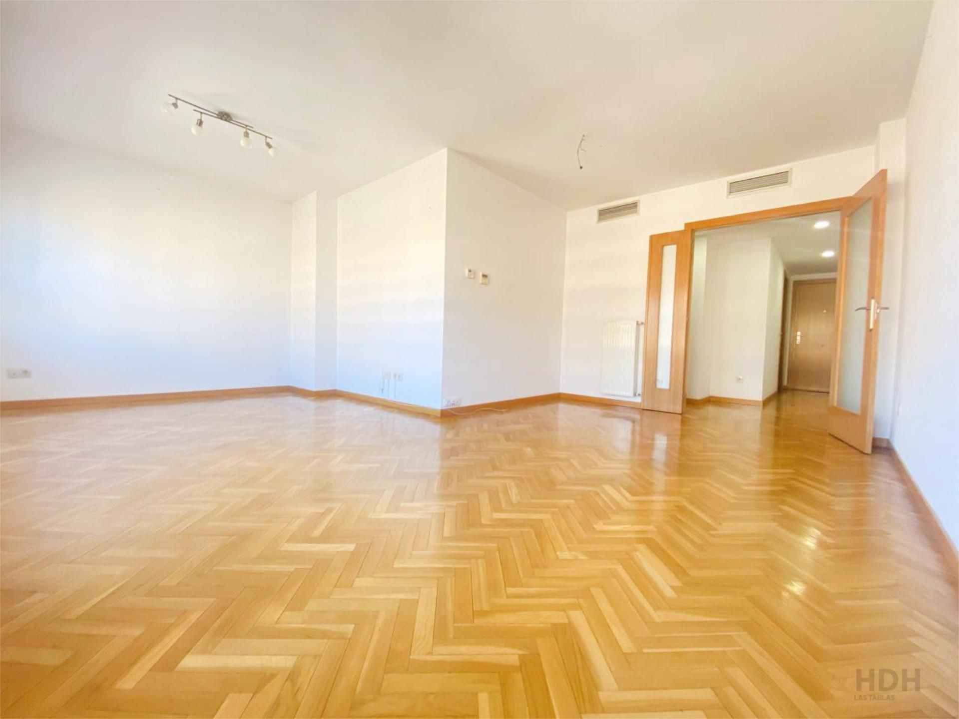 Sala d'estar de Pis en venda en  Madrid Capital amb Aire condicionat i Piscina
