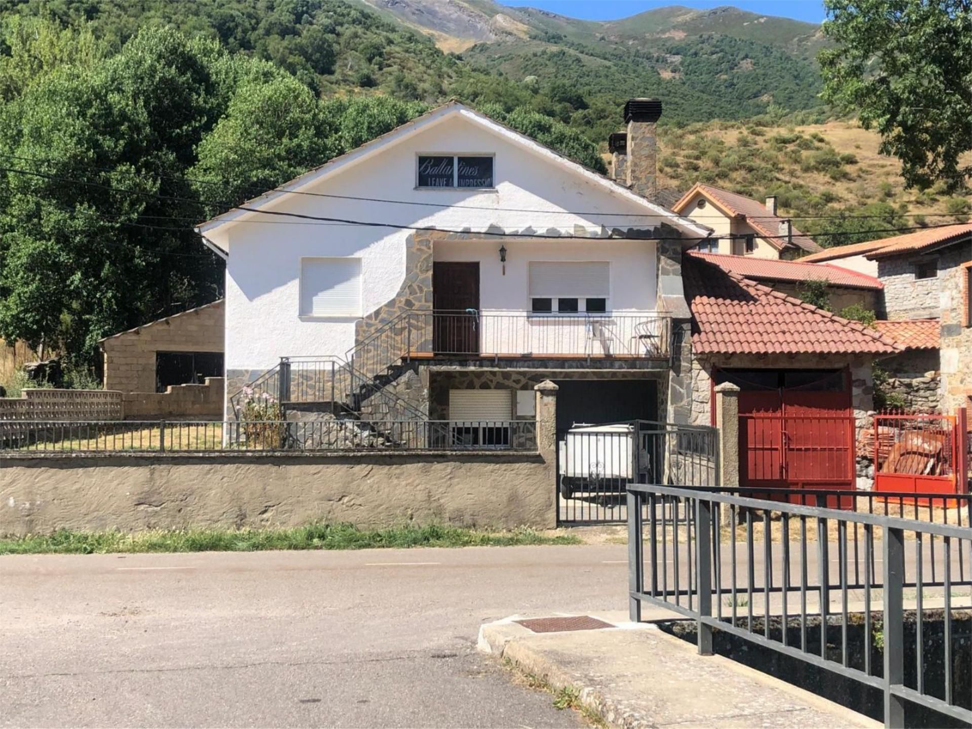 Vista exterior de Casa o xalet en venda en Valdelugueros amb Jardí privat, Terrassa i Moblat