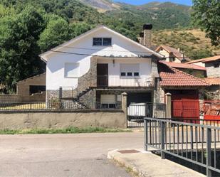 Exterior view of House or chalet for sale in Valdelugueros  with Private garden, Terrace and Furnished