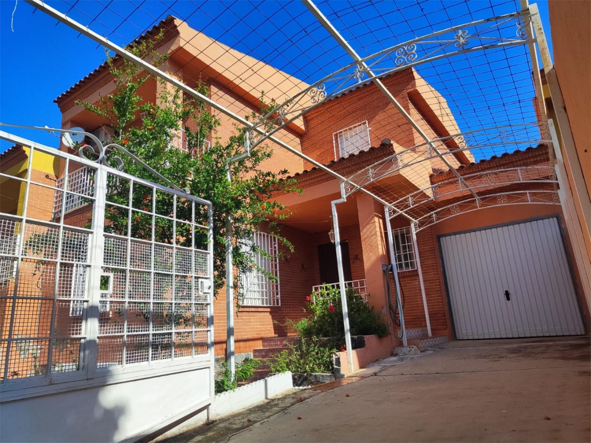 Exterior view of Single-family semi-detached for sale in La Guardia de Jaén  with Air Conditioner, Terrace and Swimming Pool