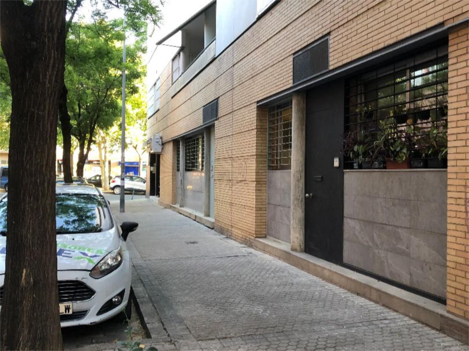 Vista exterior de Local de lloguer en  Sevilla Capital amb Aire condicionat i Calefacció