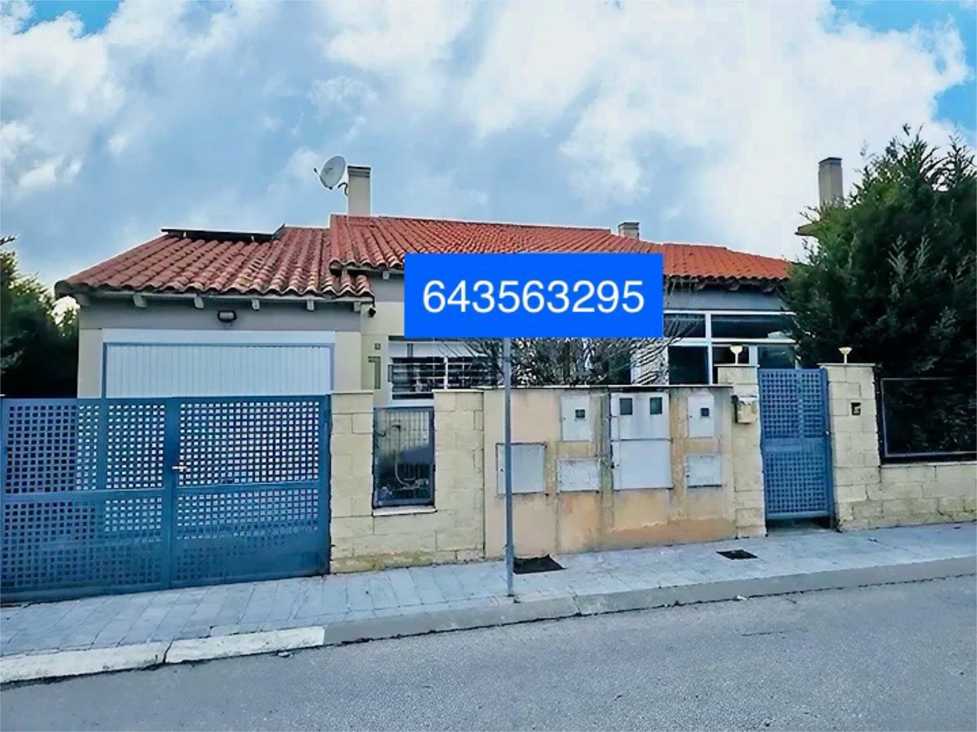 Vista exterior de Casa o xalet en venda en Pioz amb Aire condicionat, Piscina i Balcó