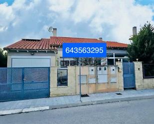 Vista exterior de Casa o xalet en venda en Pioz amb Aire condicionat, Piscina i Balcó