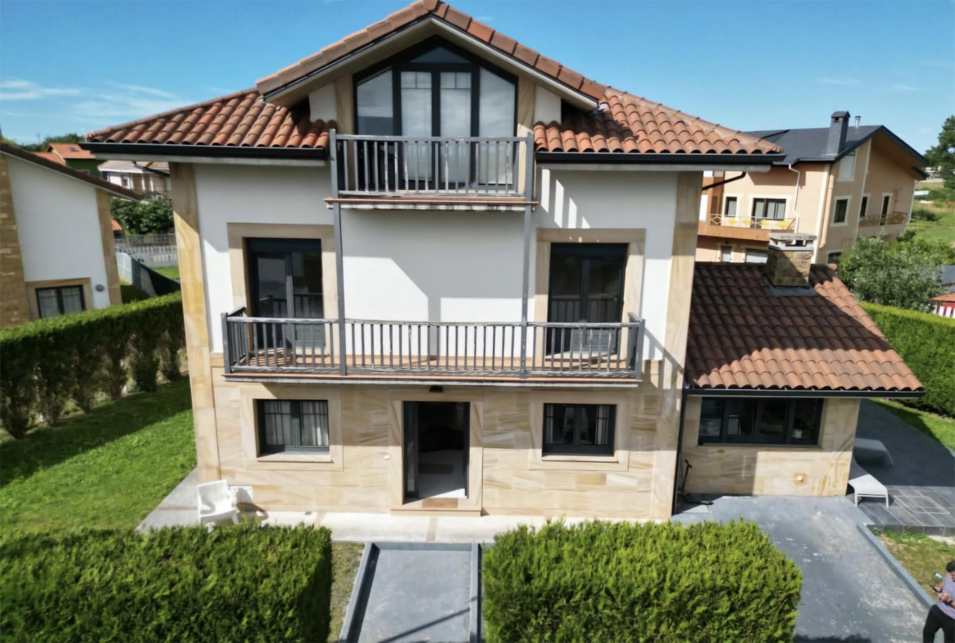 Vista exterior de Casa o xalet en venda en Santa Cruz de Bezana amb Terrassa i Balcó