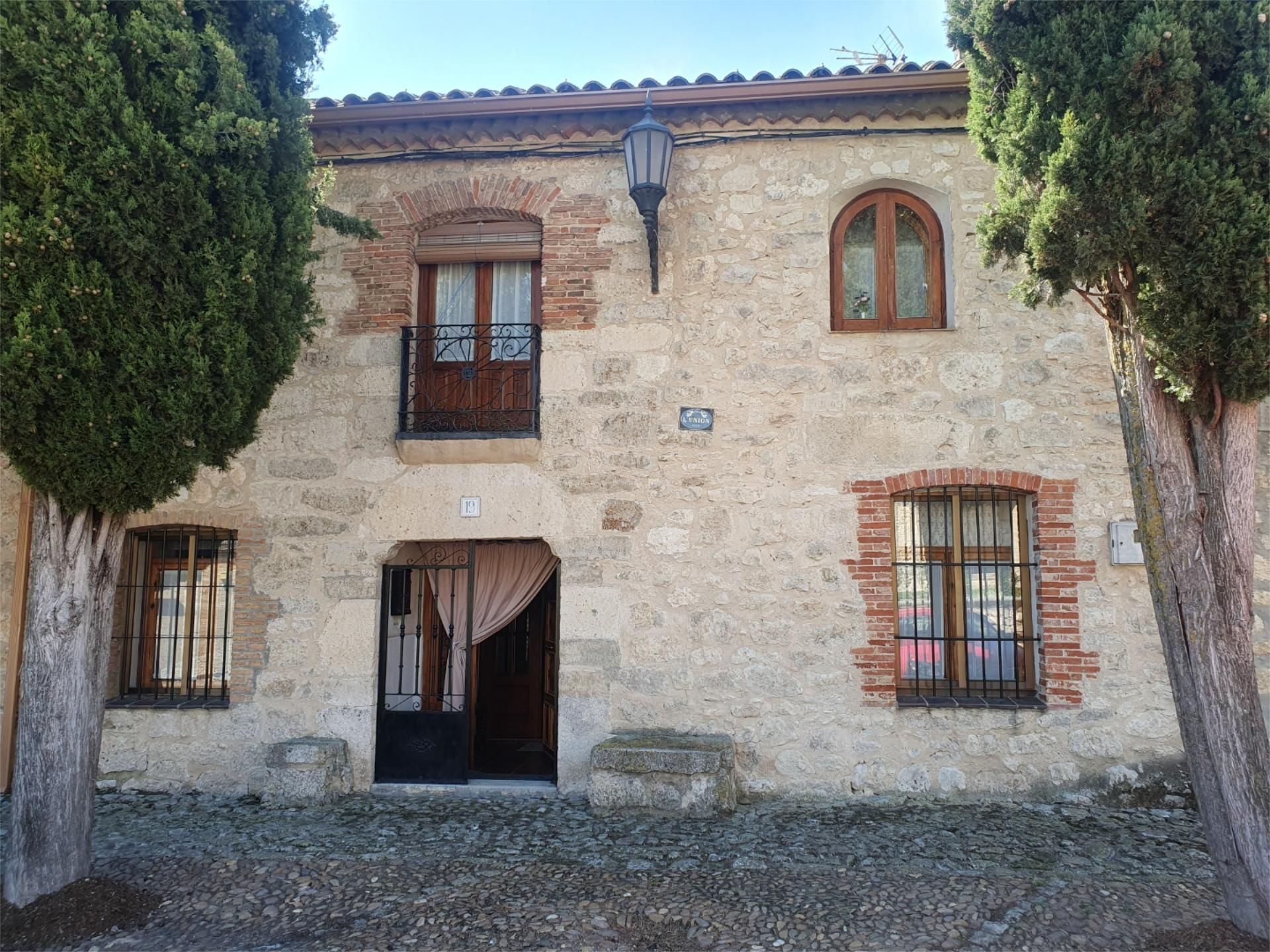 Vista exterior de Casa adosada en venda en Wamba amb Calefacció, Jardí privat i Parquet