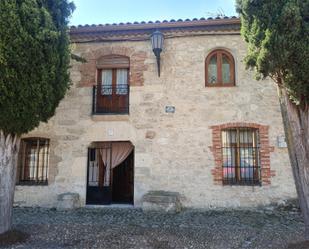 Vista exterior de Casa adosada en venda en Wamba amb Calefacció, Jardí privat i Parquet