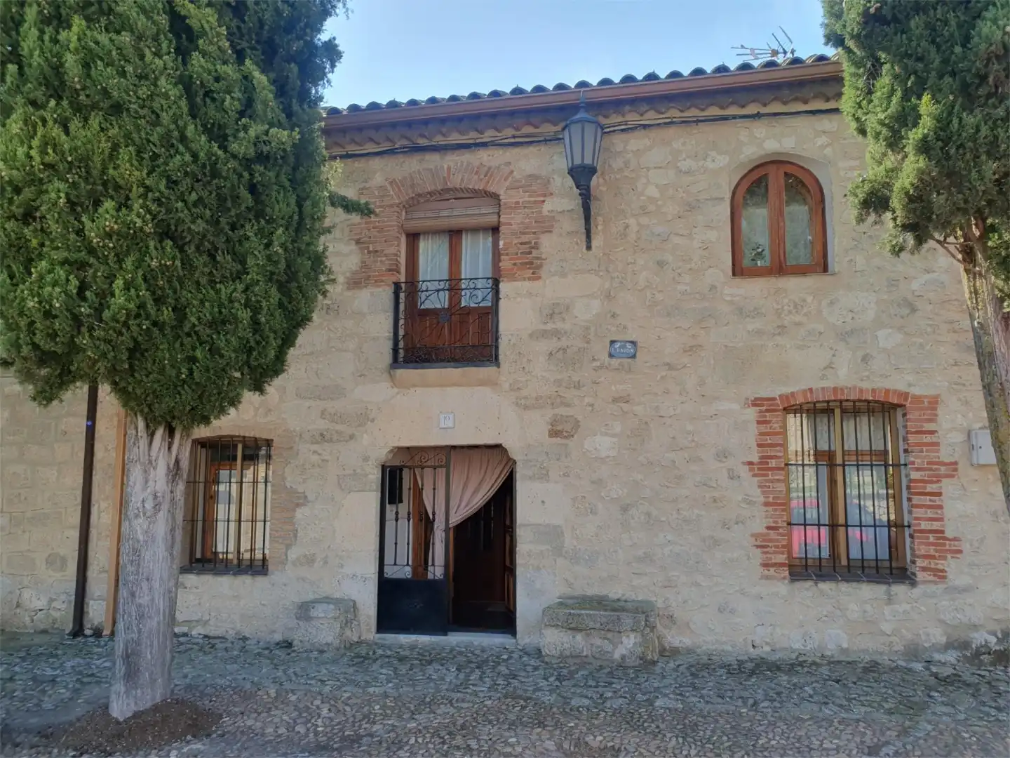 Vista exterior de Casa adosada en venta en Wamba con Calefacción, Jardín privado y Parquet