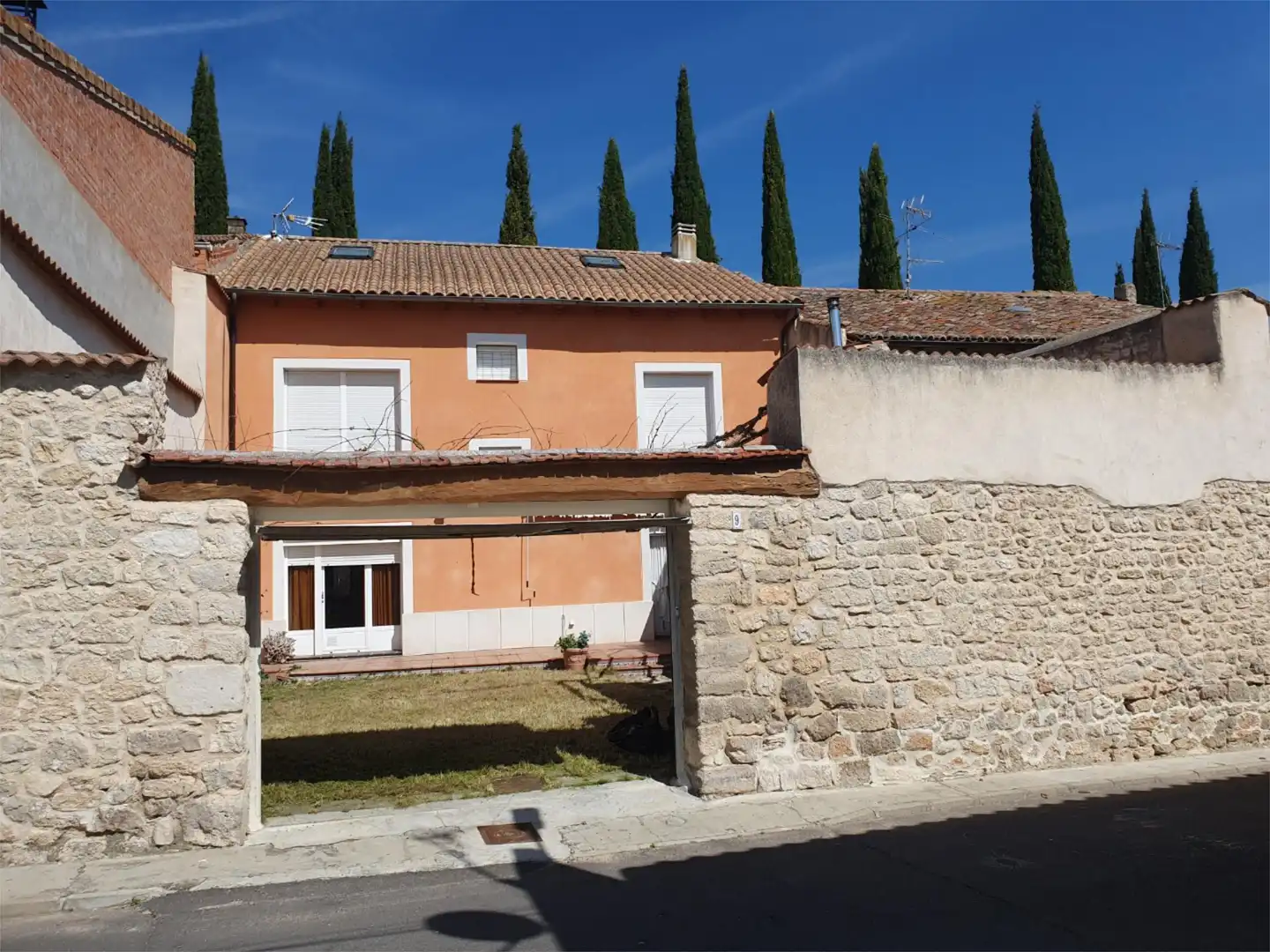 Vista exterior de Casa adosada en venta en Wamba con Calefacción, Jardín privado y Parquet
