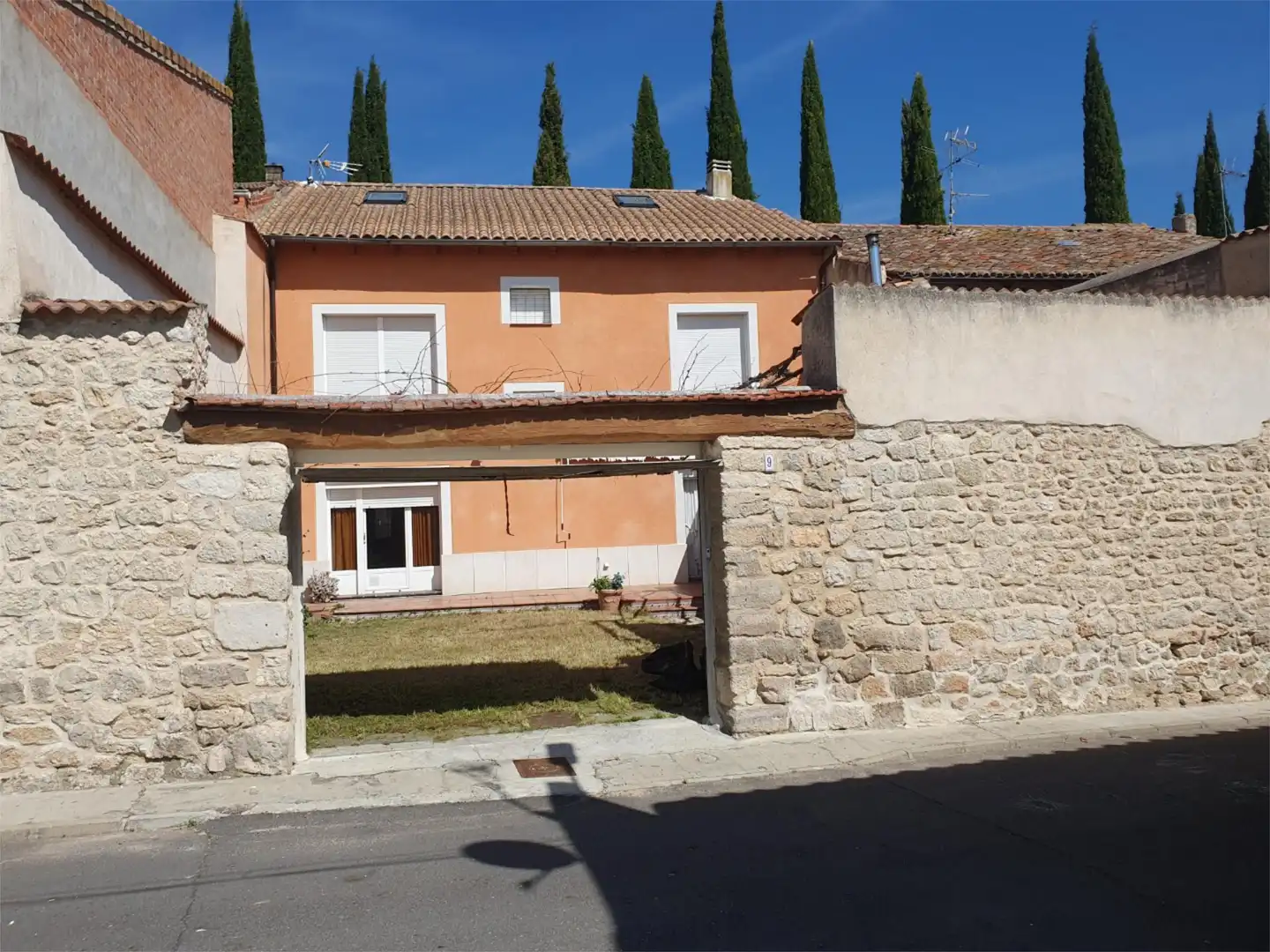 Vista exterior de Casa adosada en venta en Wamba con Calefacción, Jardín privado y Parquet