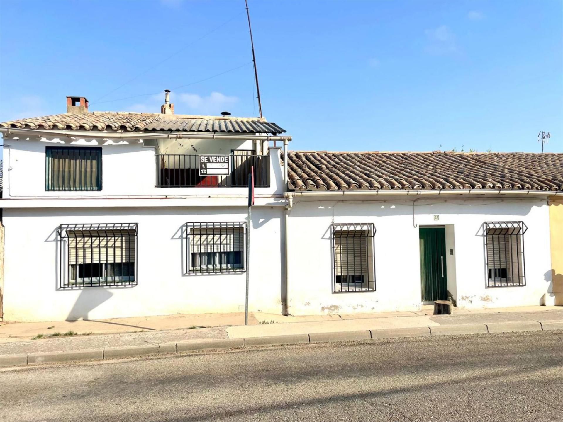 Vista exterior de Casa adosada en venda en La Puebla de Híjar amb Calefacció, Terrassa i Traster