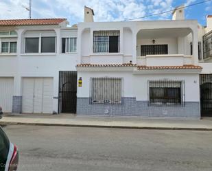 Vista exterior de Pis en venda en  Almería Capital amb Aire condicionat, Calefacció i Jardí privat