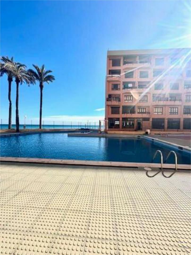 Piscina de Piso en venta en La Manga del Mar Menor con Terraza, Piscina y Amueblado