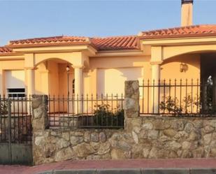 Vista exterior de Casa adosada en venda en Venialbo amb Calefacció, Jardí privat i Terrassa