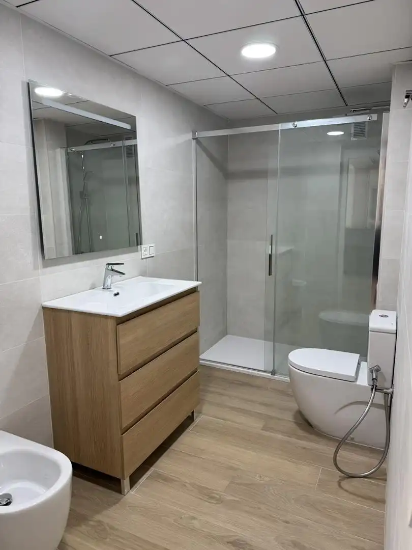 Piso en venta en Calle Arapiles, 22, Centro Baño de Piso en venta en Almería con Aire acondicionado, Calefacción y Horno