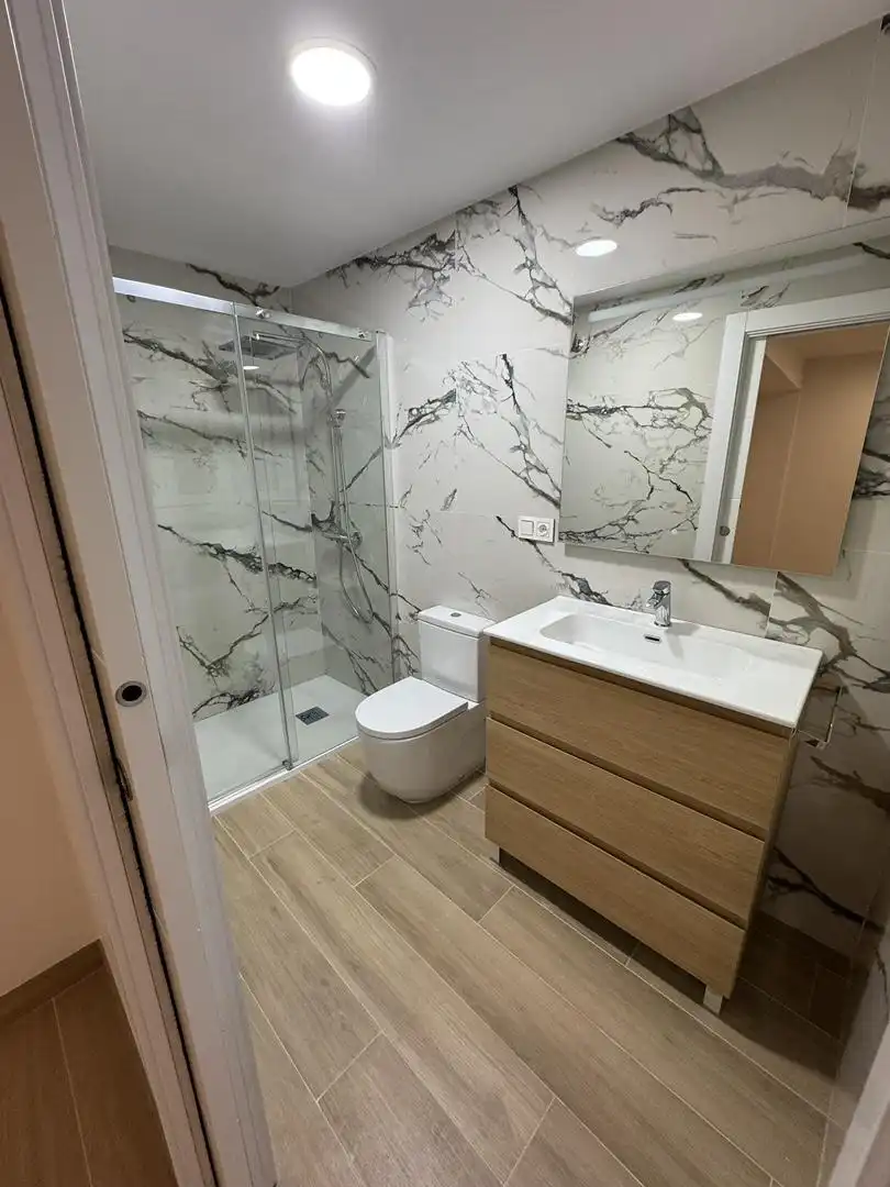 Piso en venta en Calle Arapiles, 22, Centro Baño de Piso en venta en Almería con Aire acondicionado, Calefacción y Horno