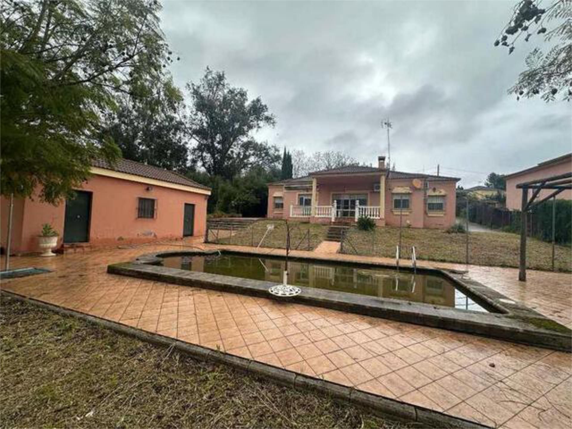 Vista exterior de Casa adosada en venda en La Puebla del Río amb Terrassa i Piscina