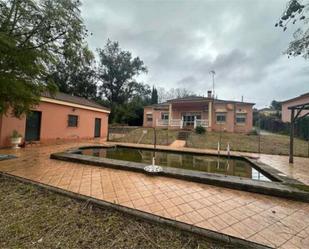 Exterior view of Single-family semi-detached for sale in La Puebla del Río  with Terrace and Swimming Pool