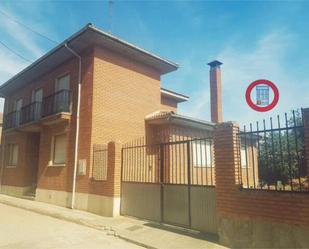 Vista exterior de Casa adosada en venda en San Pedro de Latarce amb Calefacció, Jardí privat i Terrassa
