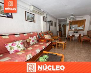 Sala d'estar de Pis en venda en Torrevieja amb Aire condicionat, Terrassa i Piscina