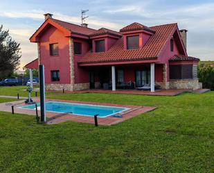 Piscina de Casa o xalet en venda en Gijón  amb Calefacció, Jardí privat i Parquet