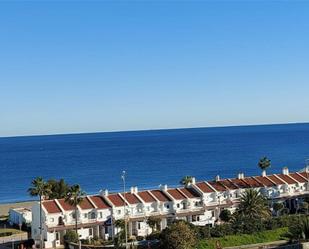 Außenansicht von Wohnungen miete in Manilva mit Privatgarten, Terrasse und Schwimmbad