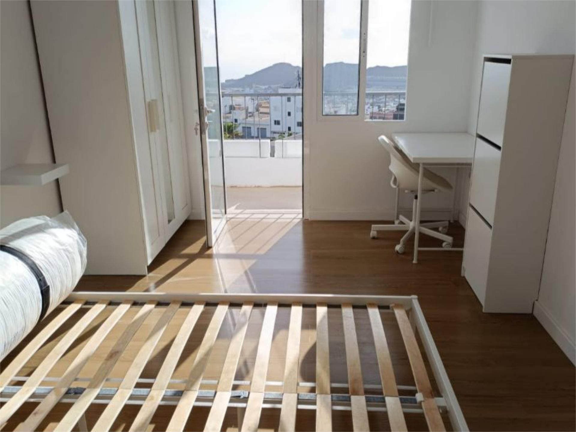 Bedroom of Flat to share in San Cristóbal de la Laguna  with Parquet flooring and Furnished