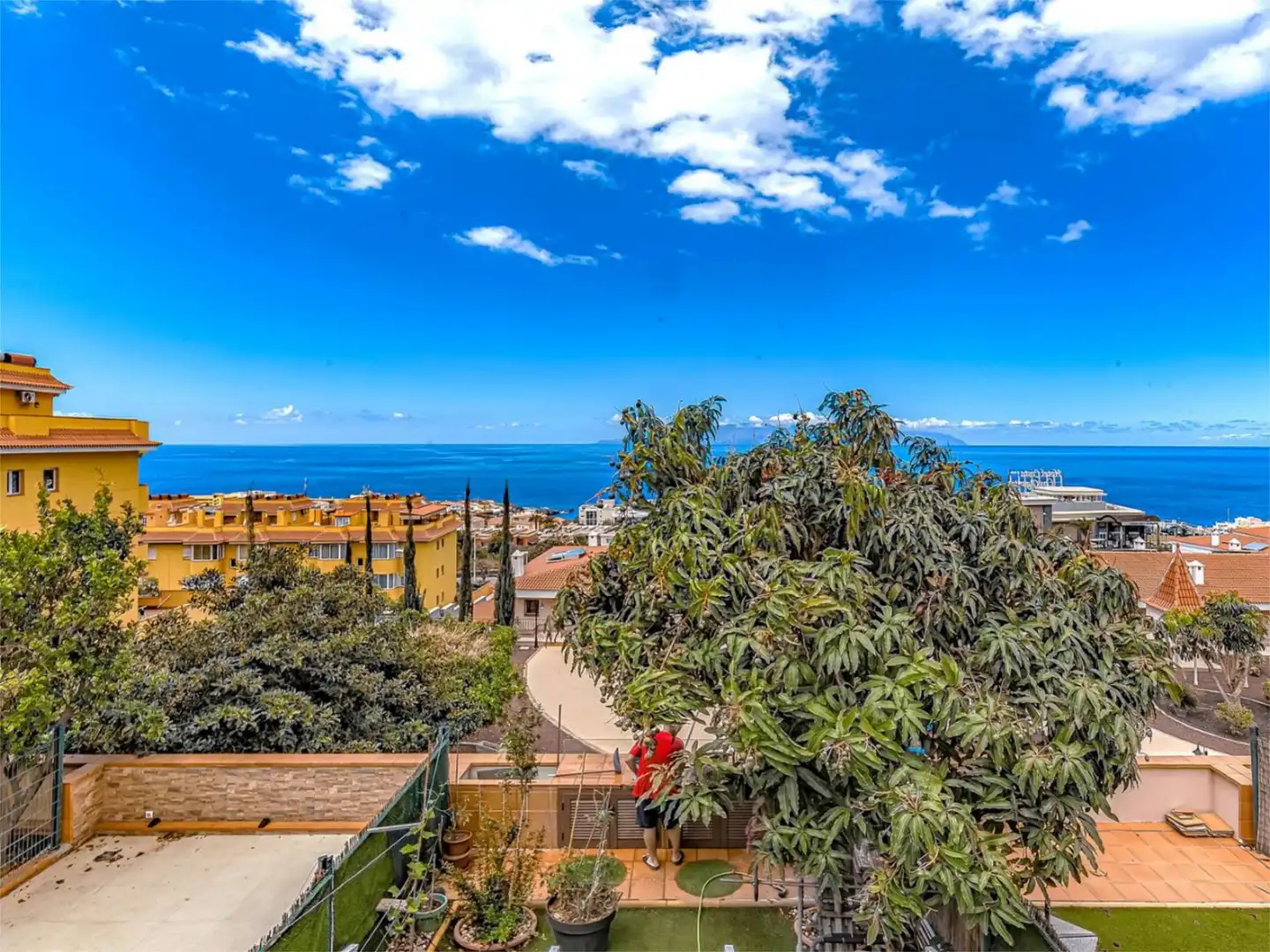 Vista exterior de Casa adosada en venda en Santiago del Teide amb Aire condicionat, Terrassa i Piscina