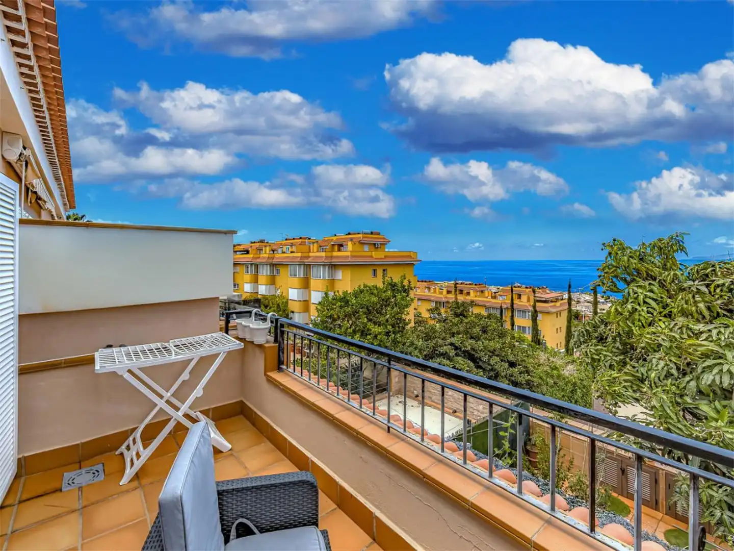 Vista exterior de Casa adosada en venda en Santiago del Teide amb Aire condicionat, Terrassa i Piscina