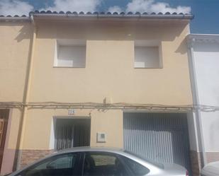 Vista exterior de Casa adosada en venda en Arroyo del Ojanco amb Jardí privat, Terrassa i Traster