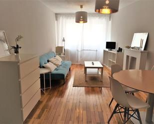 Sala d'estar de Pis de lloguer en Santiago de Compostela  amb Calefacció, Parquet i Moblat