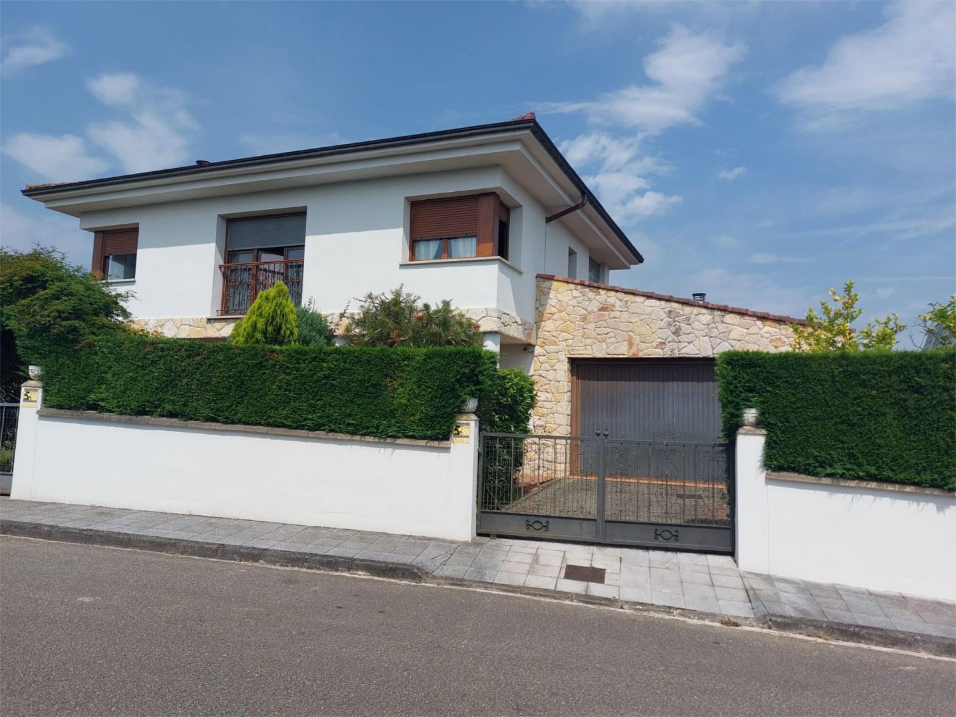 Vista exterior de Casa o xalet en venda en Noreña amb Terrassa i Balcó